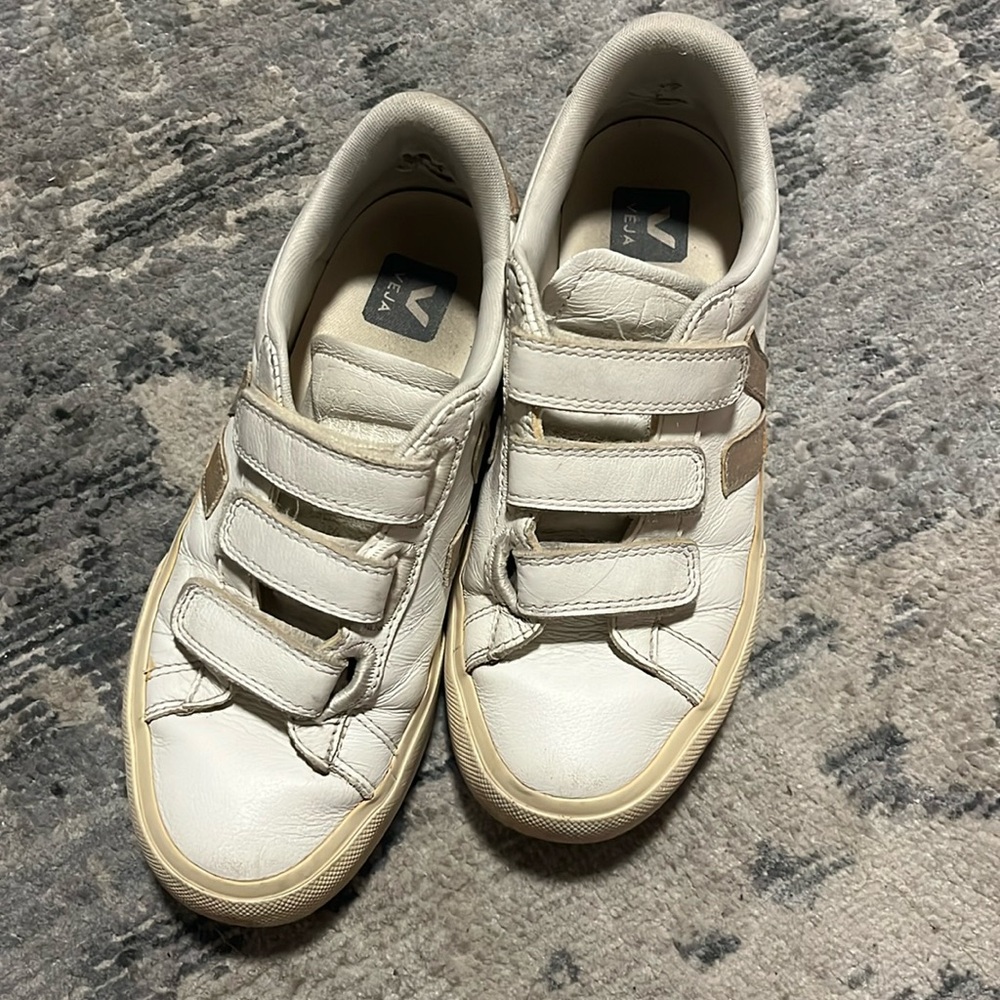 VEJA SHOES SIZE 7